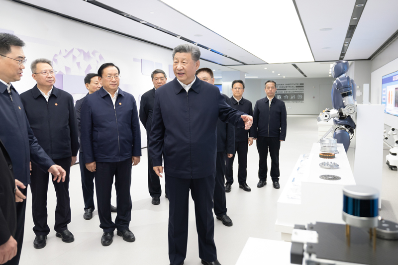 11月4日至6日,中共中央總書記、國家主席、中央軍委主席習近平在湖北考察。這是5日下午,習近平在武漢產業(yè)創(chuàng)新發(fā)展研究院考察。