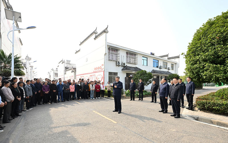 11月4日至6日,中共中央總書記、國家主席、中央軍委主席習近平在湖北考察。這是5日上午,習近平在咸寧市嘉魚縣潘家灣鎮(zhèn)四邑村考察時,同村民們親切交流。