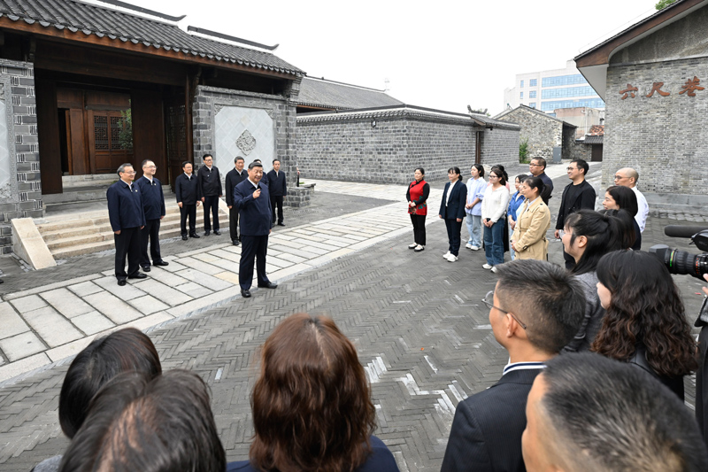 10月17日至18日，中共中央總書記、國家主席、中央軍委主席習近平在安徽考察。這是17日下午，習近平在安慶桐城市六尺巷考察時，同當?shù)鼐用窈陀慰陀H切交流。