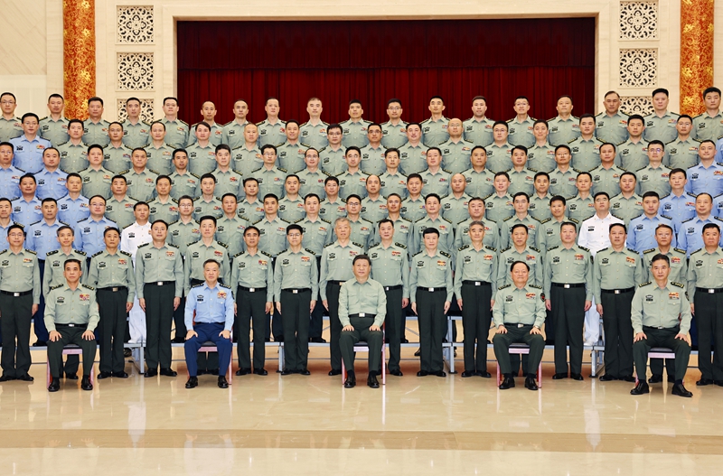 5月22日至24日，中共中央總書記、國(guó)家主席、中央軍委主席習(xí)近平在山東考察。這是23日上午，習(xí)近平在濟(jì)南親切接見(jiàn)駐濟(jì)南部隊(duì)上校以上領(lǐng)導(dǎo)干部，代表黨中央和中央軍委向駐濟(jì)南部隊(duì)全體官兵致以誠(chéng)摯問(wèn)候。