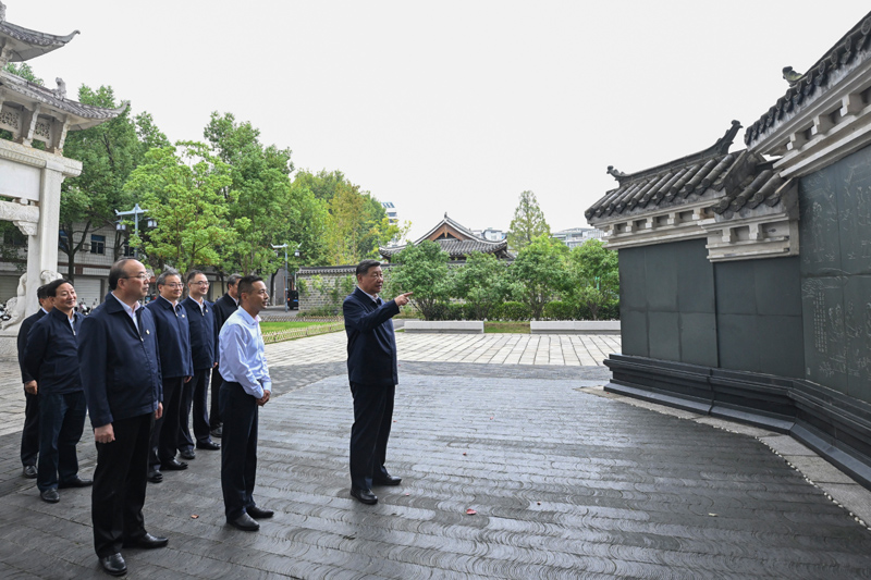 10月17日至18日，中共中央總書記、國家主席、中央軍委主席習近平在安徽考察。這是17日下午，習近平在安慶桐城市六尺巷考察。
