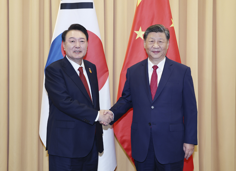 當?shù)貢r間11月15日上午,國家主席習近平在利馬出席亞太經合組織領導人非正式會議期間會見韓國總統(tǒng)尹錫悅。