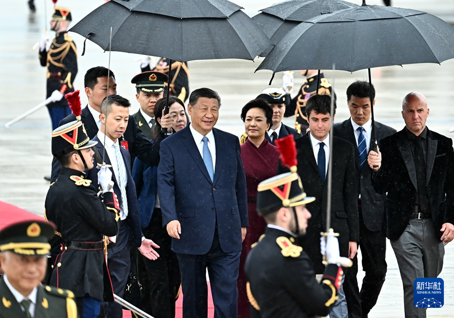 當(dāng)?shù)貢r間5月5日下午,國家主席習(xí)近平乘專機抵達(dá)巴黎,應(yīng)法蘭西共和國總統(tǒng)馬克龍邀請,對法國進行國事訪問。