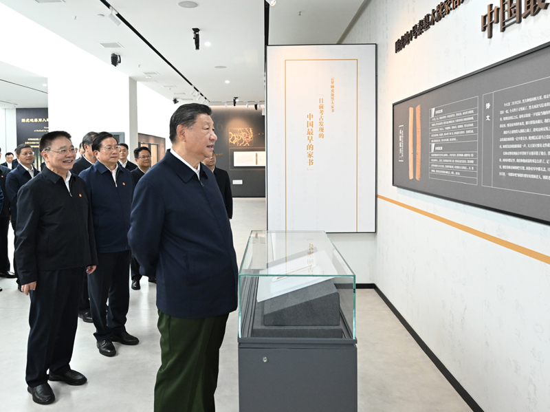 11月4日至6日,中共中央總書記、國家主席、中央軍委主席習近平在湖北考察。這是4日下午,習近平在孝感市云夢縣博物館參觀出土秦漢簡牘展。