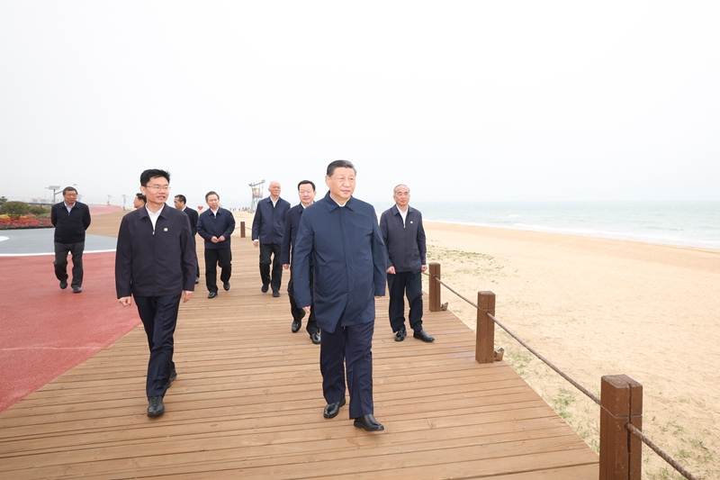 5月22日至24日，中共中央總書記、國(guó)家主席、中央軍委主席習(xí)近平在山東考察。這是22日下午，習(xí)近平在日照市陽(yáng)光海岸綠道考察。