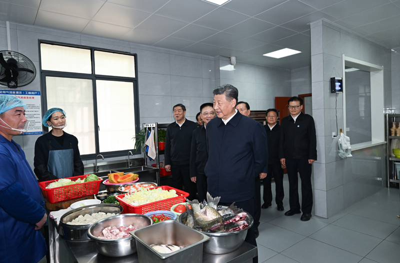11月4日至6日,中共中央總書記、國家主席、中央軍委主席習近平在湖北考察。這是5日上午,習近平在咸寧市嘉魚縣潘家灣鎮(zhèn)四邑村養(yǎng)老服務驛站食堂考察。