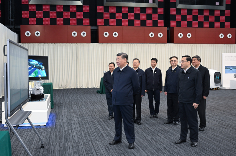 10月17日至18日，中共中央總書記、國家主席、中央軍委主席習近平在安徽考察。這是17日下午，習近平在合肥濱湖科學城察看安徽省重大科技創(chuàng)新成果集中展示。