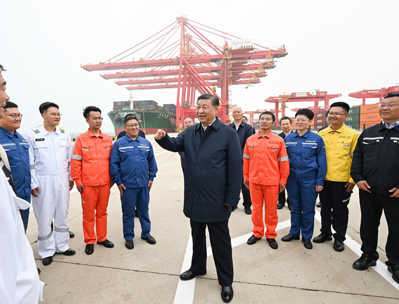 ??5月22日至24日，中共中央總書記、國(guó)家主席、中央軍委主席習(xí)近平在山東考察。這是22日下午，習(xí)近平在日照港親切慰問(wèn)港口科技工作者、運(yùn)營(yíng)人員、航運(yùn)人員。 