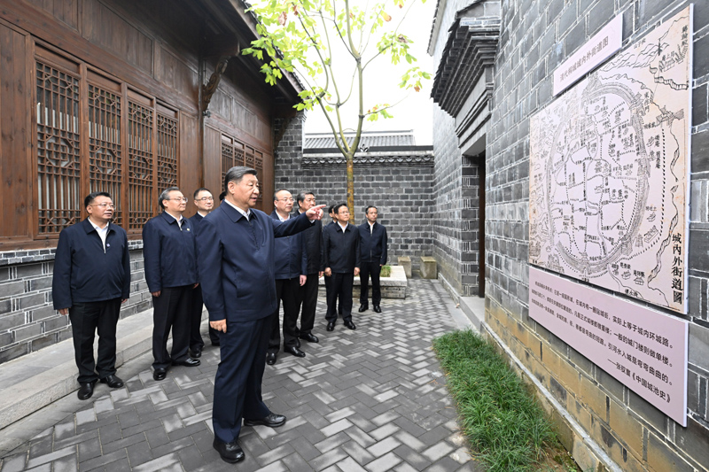 10月17日至18日，中共中央總書記、國家主席、中央軍委主席習近平在安徽考察。這是17日下午，習近平在安慶桐城市六尺巷考察。