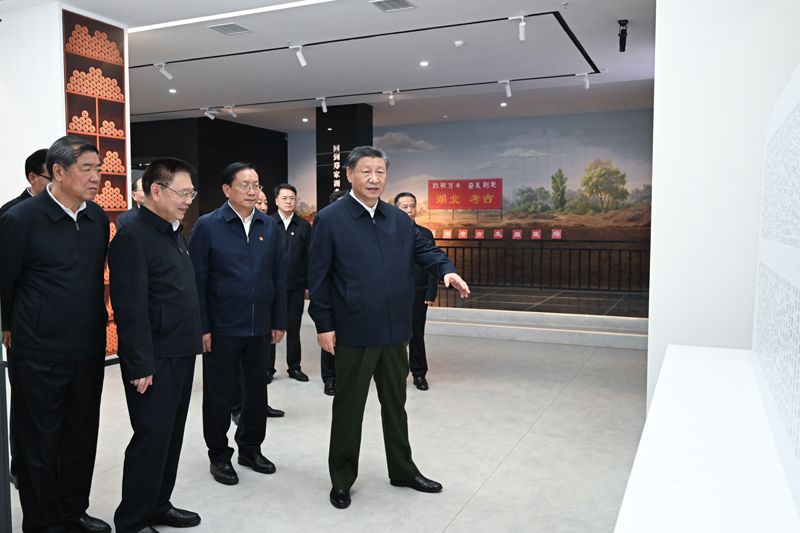 11月4日至6日,中共中央總書記、國家主席、中央軍委主席習近平在湖北考察。這是4日下午,習近平在孝感市云夢縣博物館參觀出土秦漢簡牘展。