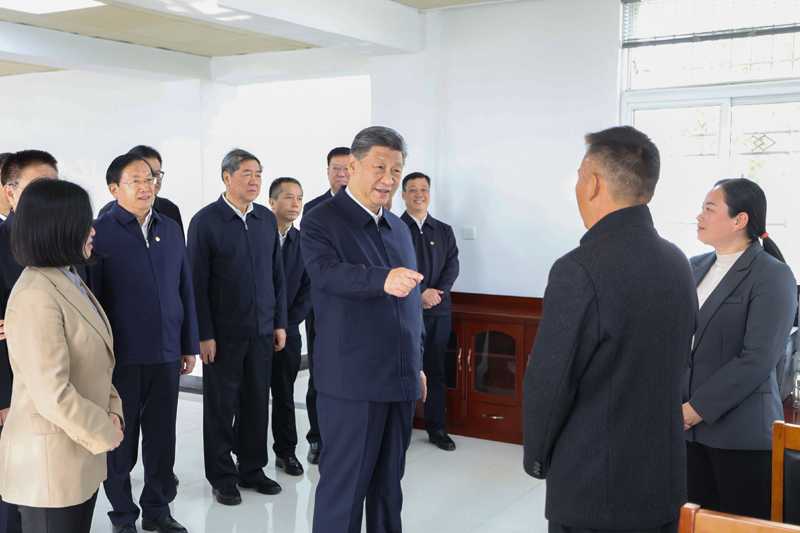 11月4日至6日,中共中央總書記、國家主席、中央軍委主席習近平在湖北考察。這是5日上午,習近平在咸寧市嘉魚縣潘家灣鎮(zhèn)四邑村黨群服務中心考察。