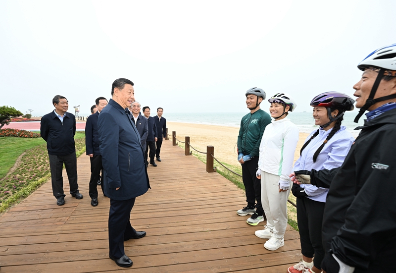 5月22日至24日，中共中央總書記、國(guó)家主席、中央軍委主席習(xí)近平在山東考察。這是22日下午，習(xí)近平在日照市陽(yáng)光海岸綠道同市民親切交流。