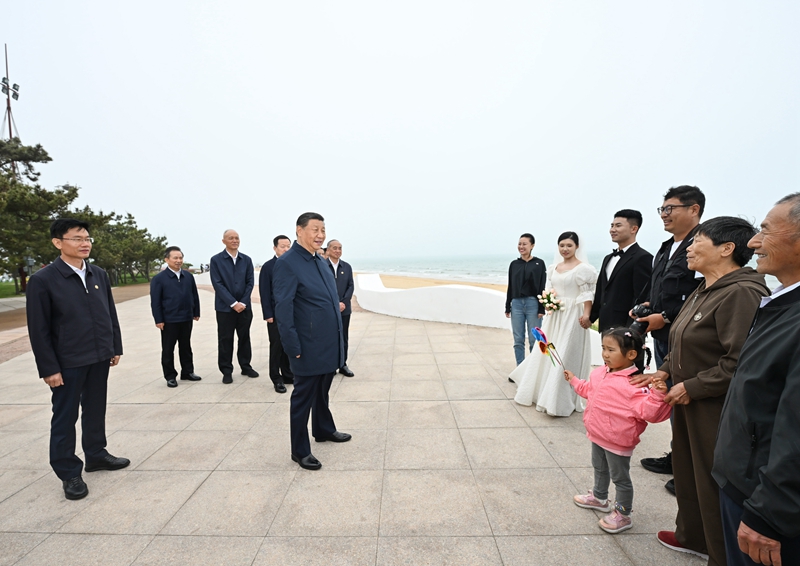 5月22日至24日，中共中央總書記、國(guó)家主席、中央軍委主席習(xí)近平在山東考察。這是22日下午，習(xí)近平在日照市陽(yáng)光海岸綠道同市民親切交流。