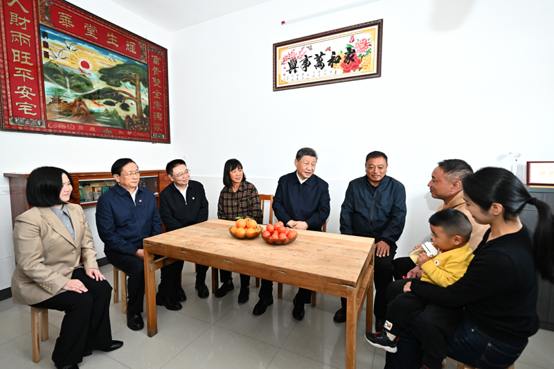 11月4日至6日,中共中央總書記、國家主席、中央軍委主席習近平在湖北考察。這是5日上午,習近平在咸寧市嘉魚縣潘家灣鎮(zhèn)四邑村村民熊成龍家,同一家人圍坐在一起拉家常。